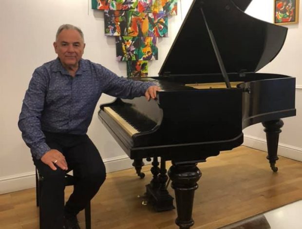 Imagine Stire Solistul George Rotaru împlinește astăzi  67 de ani! Este singurul român ce a cântat la cazinourile din Las Vegas | 2review.ro