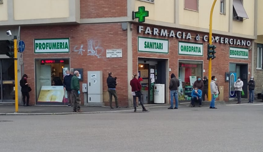 Un grădinar român descrie viața de acum din Italia: Bătrânii te invită la cafea, mâncarea s-a ieftinit și polițiștii te ajută să nu iei amendă