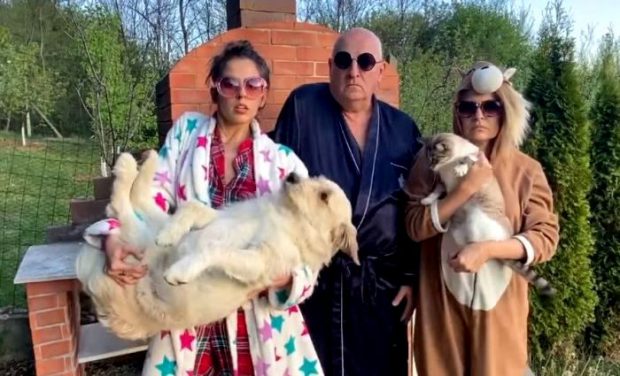 Imagine Stire Clipul filmat de Bebe Cotimanis, alături de iubita lui și fiica acesteia, a devenit viral. Imaginile au făcut senzație | 2review.ro