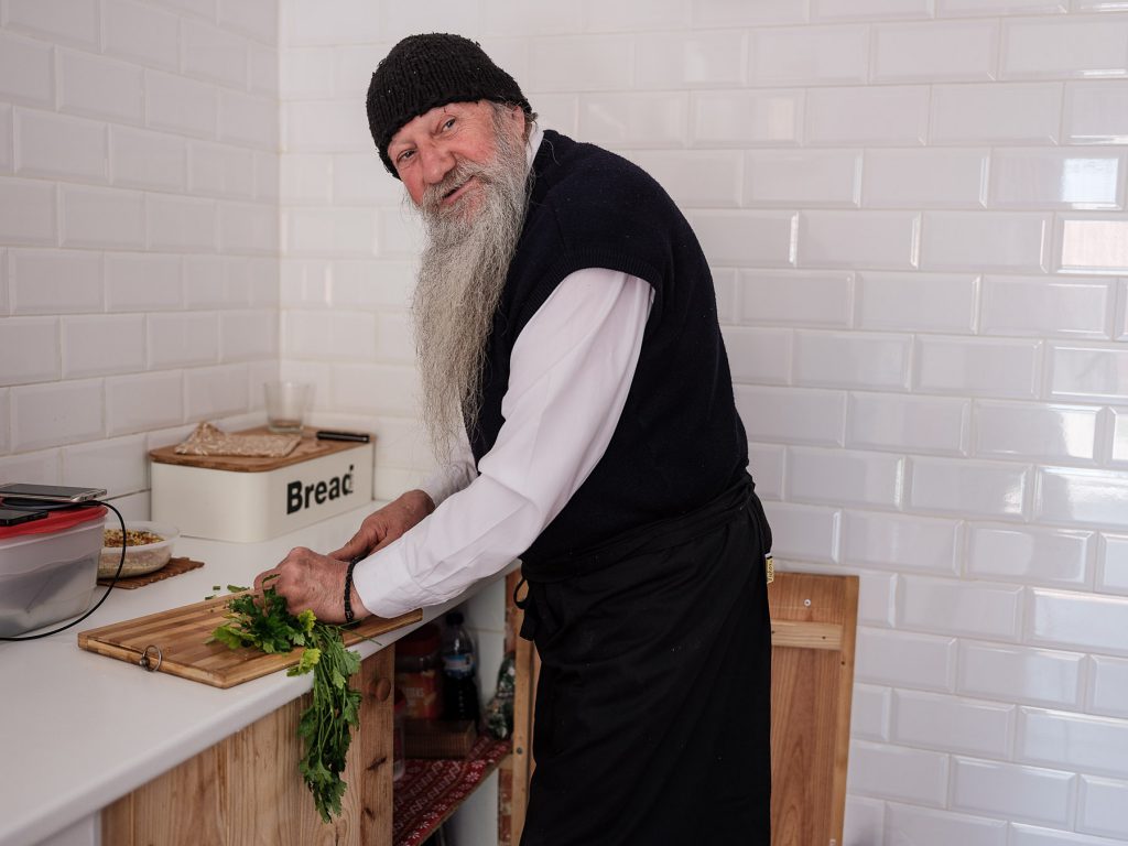 Părintele Efrem face ciorbă. Mănăstirea Ortodoxă Adormirea Maicii Domnului din Aldeia de Santa Margarida, Portugalia