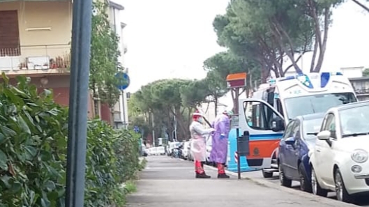 Un grădinar român descrie viața de acum din Italia: Bătrânii te invită la cafea, mâncarea s-a ieftinit și polițiștii te ajută să nu iei amendă