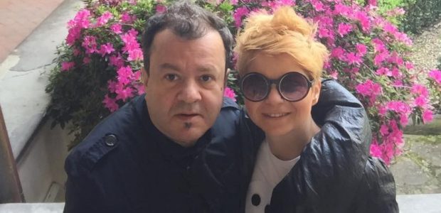 Imagine Stire Dragoș Moștenescu a lansat un serial online despre familie, în timpul pandemiei de coronavirus. Actorul locuiește în Londra, cu soția și cei trei copii | 2review.ro