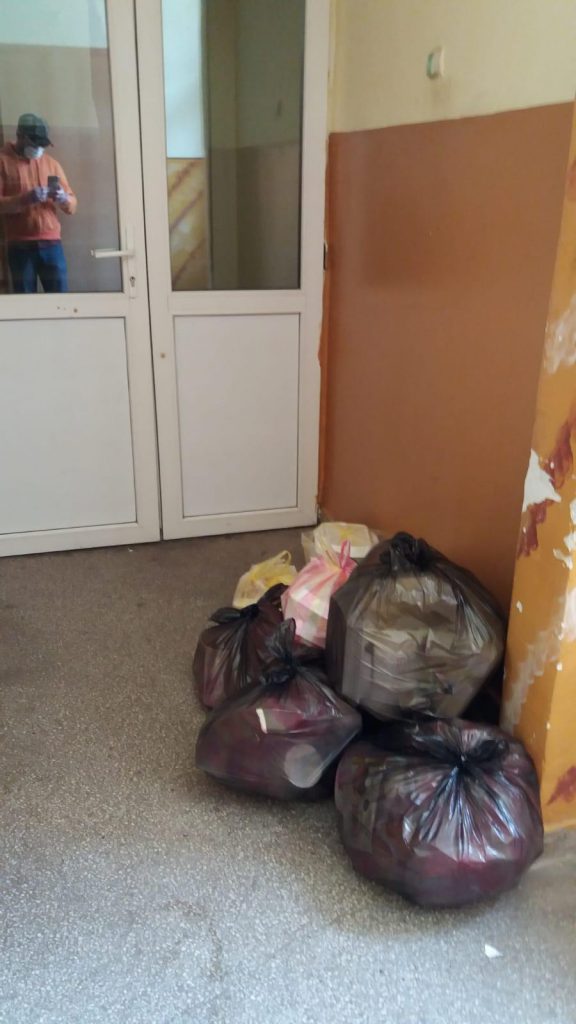 Povestea voluntarului care a curățat de unul singur toaletele murdare din internatul în care a fost băgat în carantină: “Am vrut să dau un exemplu”