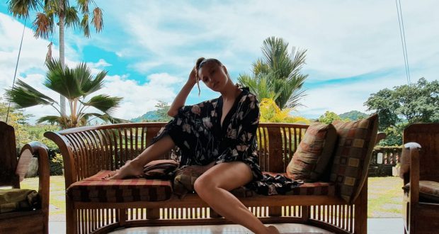 Imagine Stire Momente grele pentru Lora și iubitul ei, în Bali. Cei doi sunt izolați. „Ne sperie că o să rămânem ai nimănui, pe întuneric, fără mâncare” | 2review.ro