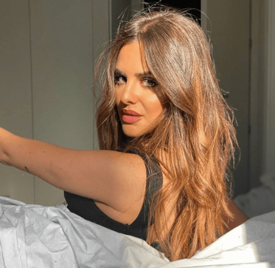 Un prezentator TV din Spania a fost prins „în direct” că își înșela partenera. Prin cadru a trecut o femeie aproape goală, care nu era iubita lui