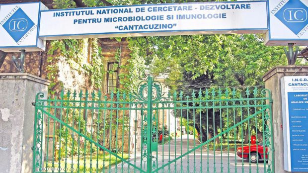 Ciucă: Lăzile cu gheață carbonică, în care va fi transportat vaccinul anti-Covid, au ajuns deja la București