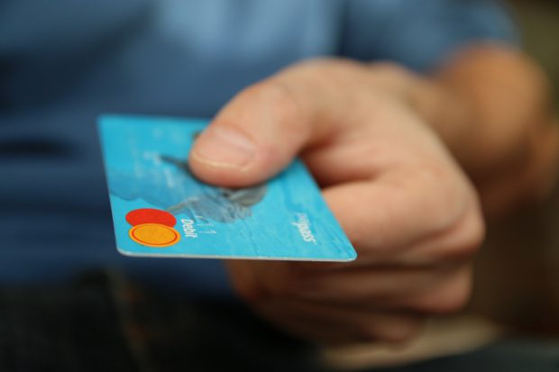 26 de percheziții în mai multe județe din țară, într-un dosar de fraude cu carduri bancare. La cât se ridică prejudiciul