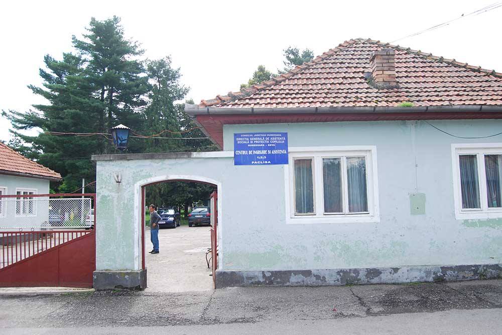 10 pacienți cu boli psihice și infectați cu COVID-19 plimbați între instituții după ce cadre medicale de la Deva s-au plâns că nu-i pot îngriji