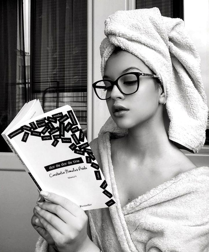 Cleopatra Stratan, într-o ipostază provocatoare. Artista s-a pozat după ce a ieșit de la duș