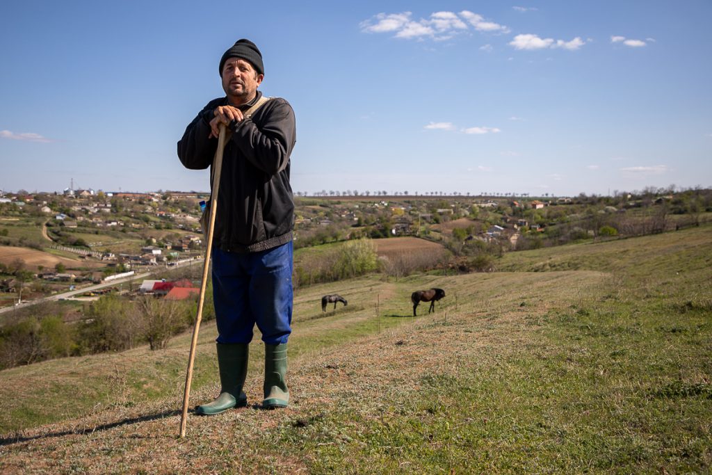 FOTO/VIDEO Mesajul unui băiat dintr-un sat dobrogean pentru ministrul Educaţiei: „Doamna ministru, vă rog, daţi-mi internet, să învăţ!”