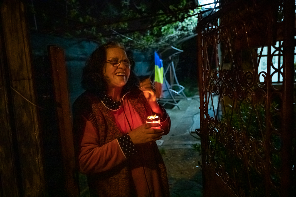 REPORTAJ. În Voluntariul credincioșilor Pandele și Firea, Lumina sfântă a venit de două ori: “Mulțumim frumos la domnu' și la doamna primar”