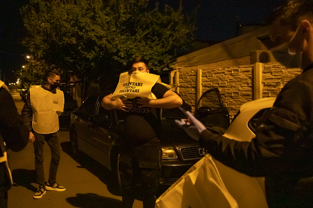 REPORTAJ. În Voluntariul credincioșilor Pandele și Firea, Lumina sfântă a venit de două ori: “Mulțumim frumos la domnu' și la doamna primar”