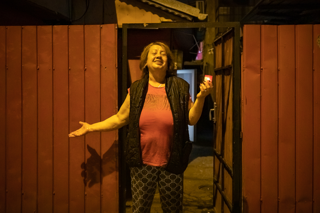 REPORTAJ. În Voluntariul credincioșilor Pandele și Firea, Lumina sfântă a venit de două ori: “Mulțumim frumos la domnu' și la doamna primar”
