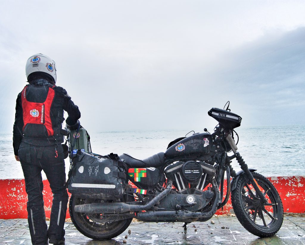 Povestea româncei plecate în lume cu motocicleta, pe care pandemia a "închis-o" în Arabia Saudită