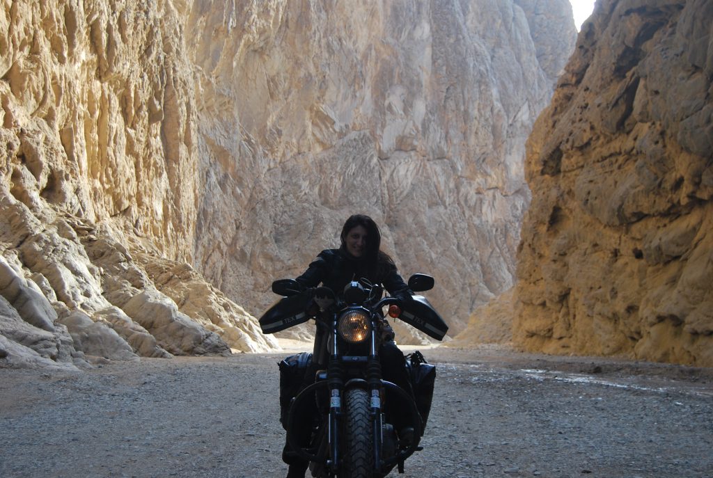 Povestea româncei plecate în lume cu motocicleta, pe care pandemia a "închis-o" în Arabia Saudită