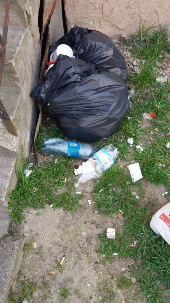 Povestea voluntarului care a curățat de unul singur toaletele murdare din internatul în care a fost băgat în carantină: “Am vrut să dau un exemplu”