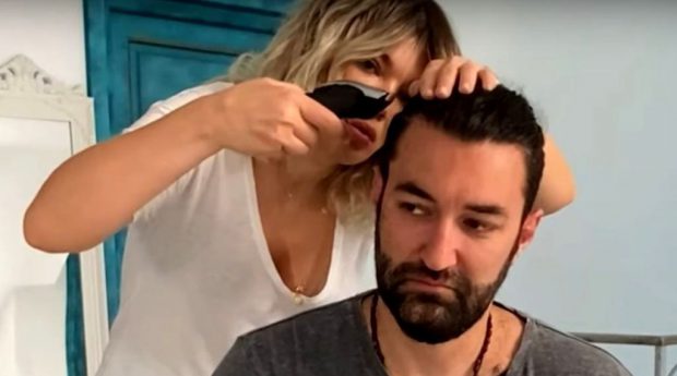 Imagine Stire Smiley s-a lăsat pe mâna Ginei Pistol, pentru a fi tuns. Imagini rare cu cei doi. „A sosit momentul în care nu mai am de ales” | 2review.ro