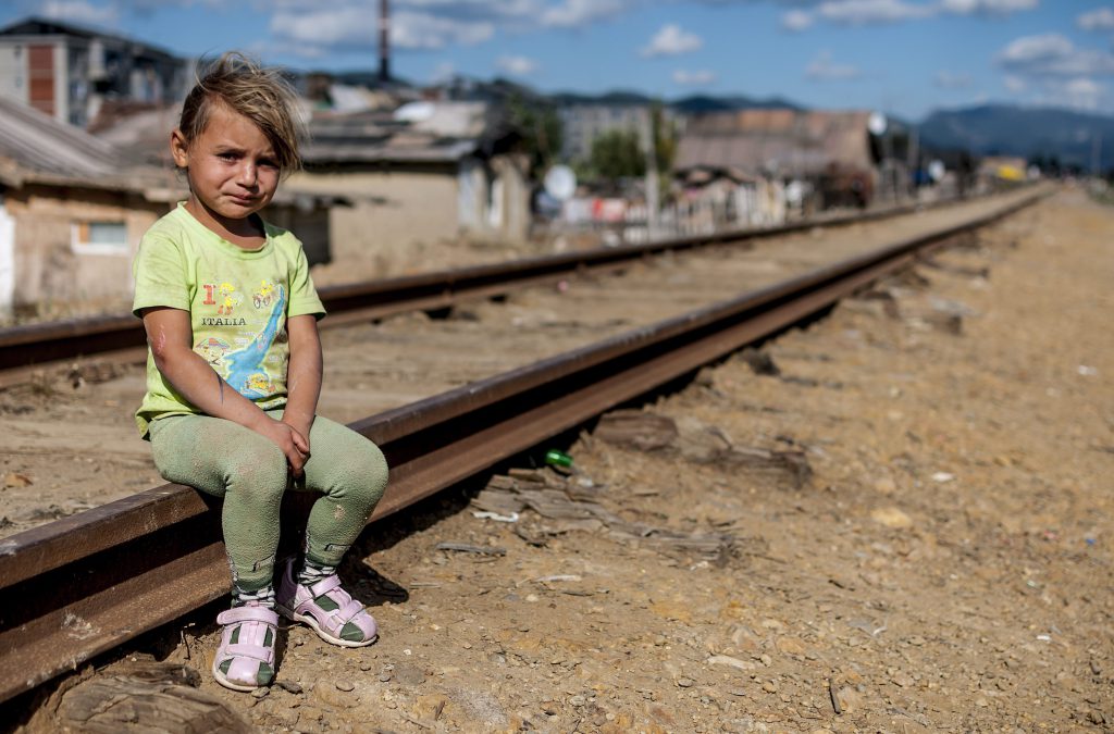 Răutatea de azi ne golește de bunătatea zilei de mâine | Apelul unui consilier din Parlamentul European, după scandalurile din comunitățile sărace de romi