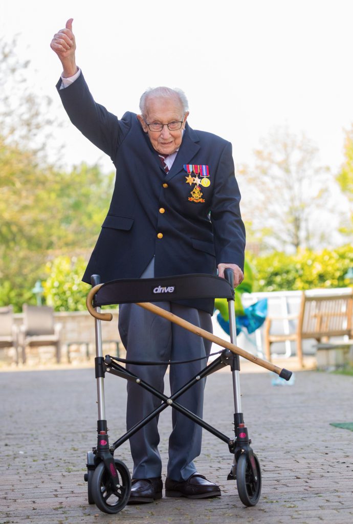 Prințul William i-a mulțumit veteranului care a strâns 23 de milioane de lire pentru spitale. Reacția căpitanului de 99 de ani, fabuloasă: “Superprințul meu”