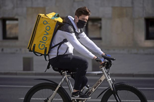 Studiu Deloitte: Două treimi dintre consumatorii din SUA își comandă mâncare cu livrare