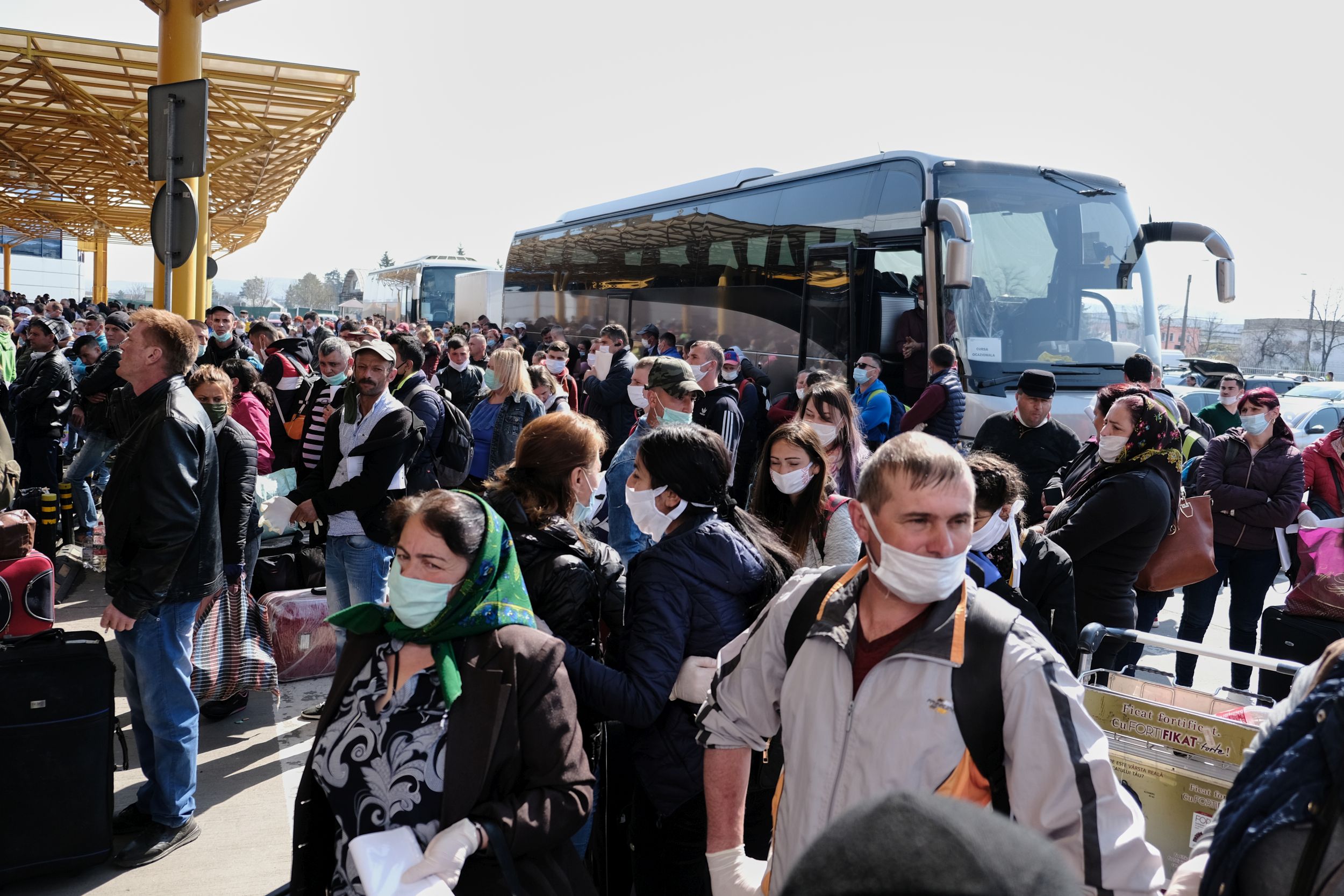 Foto Aeroportul Din Cluj 1800 De Oameni InghesuiÈ›i In Parcare Libertatea