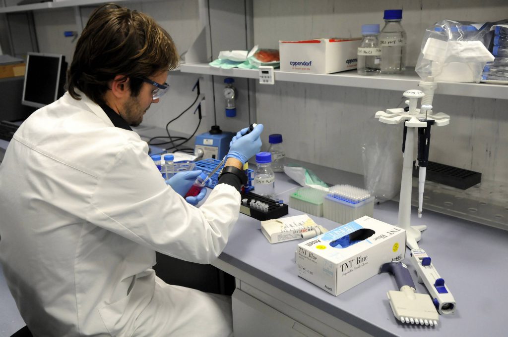 Italia vrea să înceapă tratamentul cu plasmă prelevată de la pacienții care s-au vindecat de COVID. “Partea bună, în toată drama asta, e că avem mulți donatori”