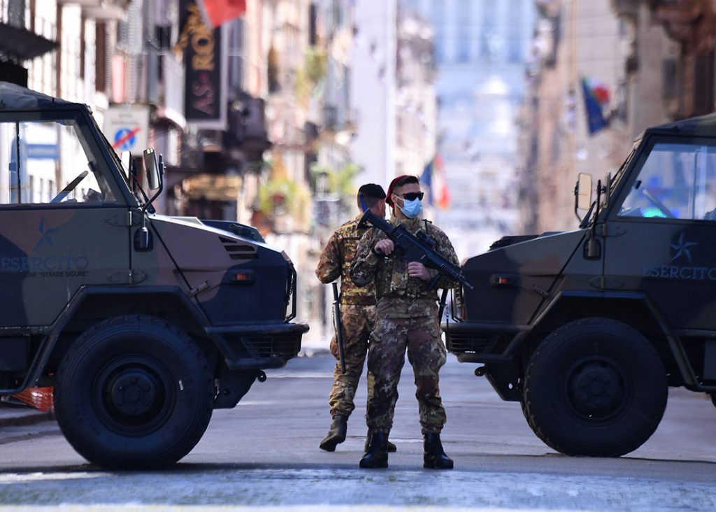 România, al doilea stat european, după Ungaria lui Viktor Orban, care a pus conducere militară la spitale. Fruntaşi la restricții şi amenzi, dar codaşi la testări