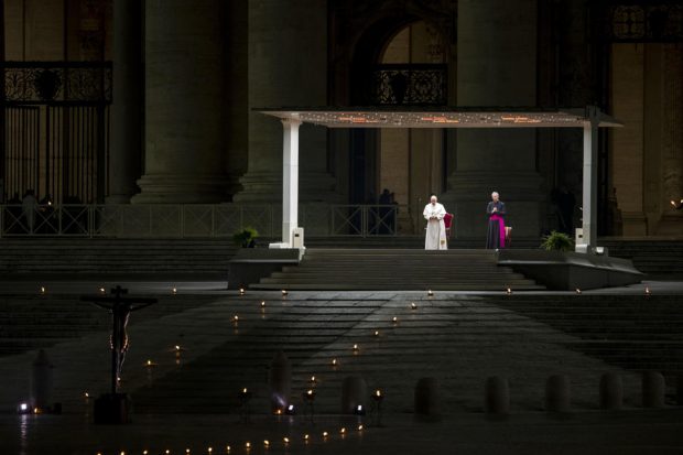 Vaticanul vrea ca anul acesta să transmită online slujbele de Crăciun