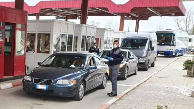 Trafic întrerupt la graniţa cu Ungaria. Șoferii așteaptă minute în șir din cauza problemelor întâmpinate la sistemul informatic al autorităților maghiare