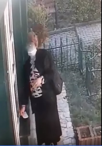 O femeie de 65 de ani a sustras un portofel uitat într-o farmacie, dar a fost ”prinsă” de cameră