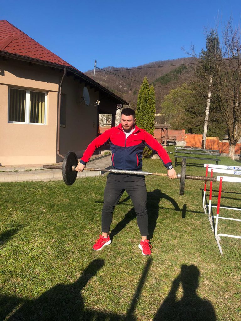 VIDEO | Rareș Toader ridică bolovani de 50 de kilograme în izolare. Atletul se pregătește la Căciulata pentru calificarea la JO 2021