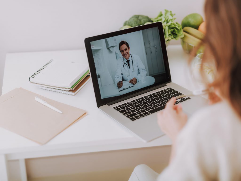 Cum va arăta viața după pandemia de COVID? Noua normalitate: muncă de acasă, telemedicină și aplicații prin care e supravegheată populația