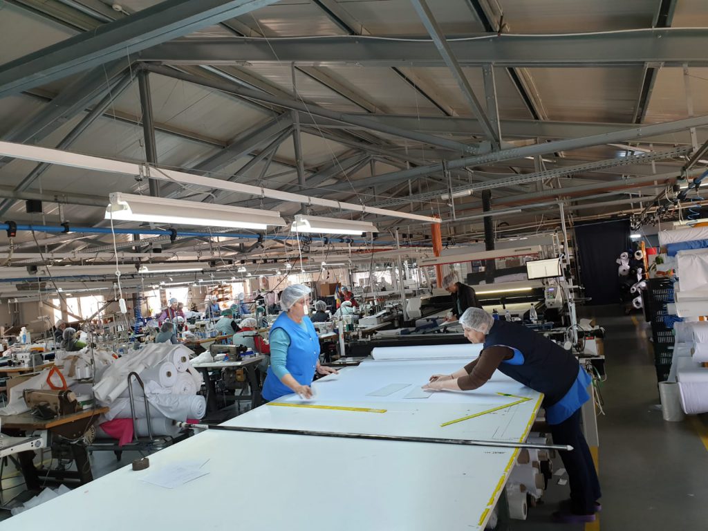 Fabrica de steaguri din Sibiu s-a reprofilat și produce echipamente de protecție. “Facem măști textile, care se pot spăla”