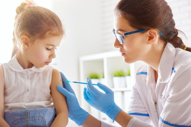 Când se aşteaptă autorităţile să înceapă vaccinarea copiilor sub 12 ani în România