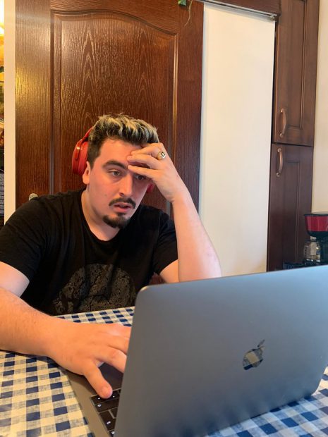 Imagine Stire Vloggerul Alex Ghiduș și-a închiriat o casă în afara Bucureștiului pentru a se izola. „În oraș simțeam cum se instaurează panica și mă simțeam neputincios” | 2review.ro
