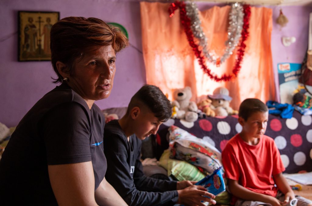 O familie din Dâmbovița crește cinci băieți într-o casă gata să cadă. În pandemie, școală face unul singur, de pe telefonul lu’ mami