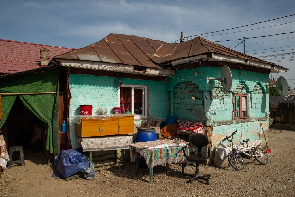 O familie din Dâmbovița crește cinci băieți într-o casă gata să cadă. În pandemie, școală face unul singur, de pe telefonul lu’ mami