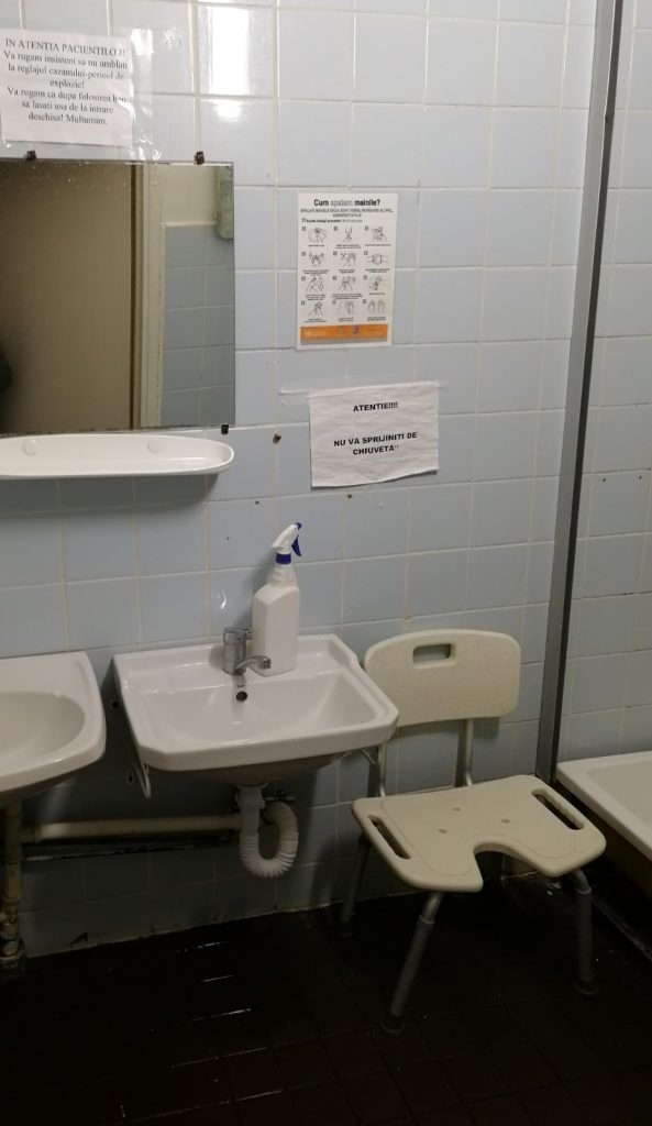 Condiții insalubre pentru cadrele medicale cu COVID-19 internate la Spitalul de Pneumoftiziologie Brașov: “Mi-e frică să merg la duș. Toaleta au reparat-o pacienții”