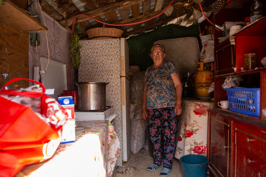 O familie din Dâmbovița crește cinci băieți într-o casă gata să cadă. În pandemie, școală face unul singur, de pe telefonul lu’ mami