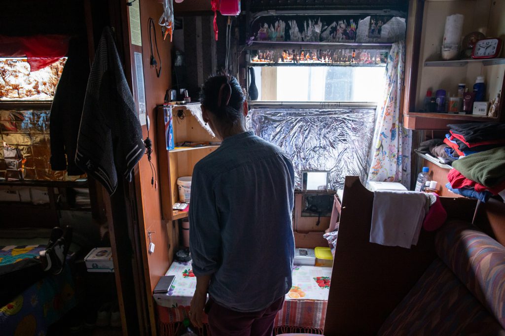 Viața în vagon. Cum luptă oamenii străzii din București pentru supraviețuire într-un tren tras pe linie moartă
