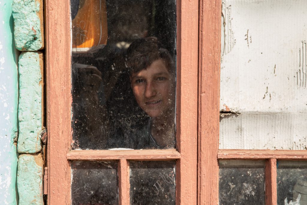 O familie din Dâmbovița crește cinci băieți într-o casă gata să cadă. În pandemie, școală face unul singur, de pe telefonul lu’ mami