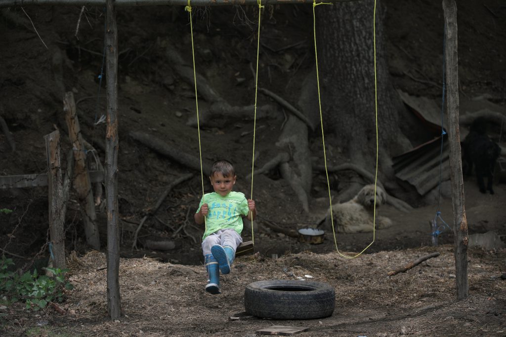 Un copil se dă în leagăn într-un leagăn improvizat