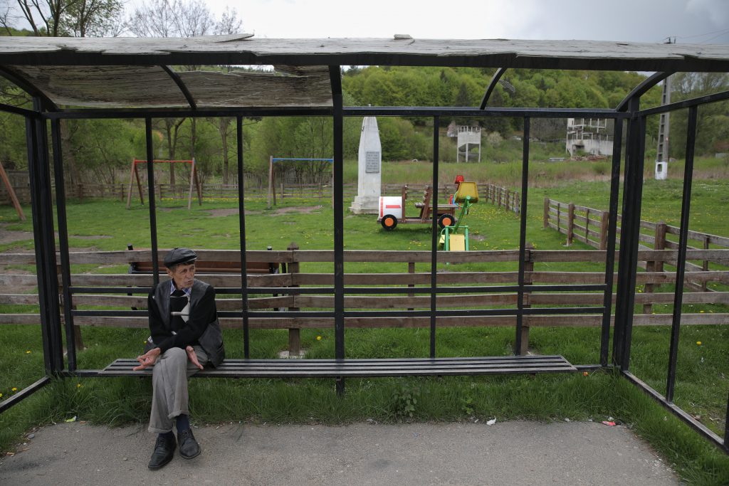 Ion Coțofană și stația de autobuz al cărei acoperiș a fost zburat de vânt