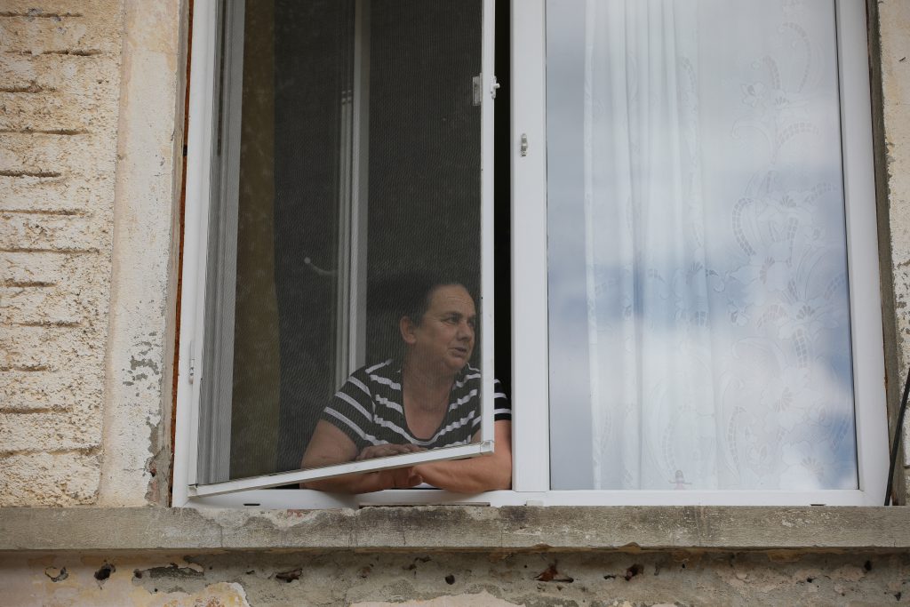 Doamna Maria nu prea mai iese din casă de când a fost instituită starea de urgență și s-a obișnuit să discute de la geamul casei