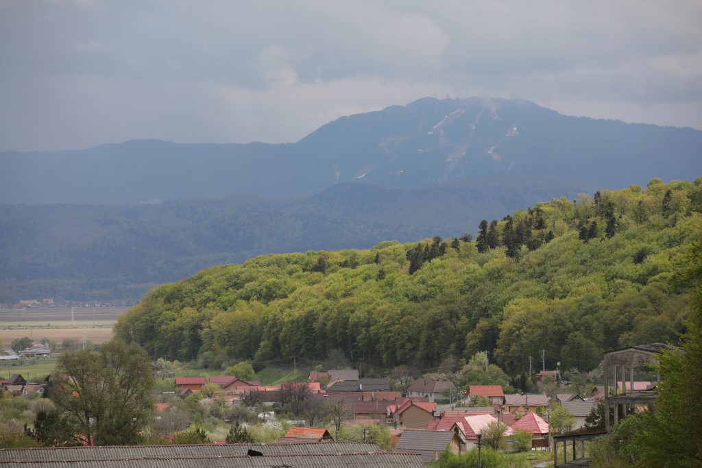 “Aici a fost mereu 1 mai doar cu numele, dar măcar eram liberi”. În Colonia 1 Mai, urmașii minerilor au sărbătorit din curți și de la geamuri