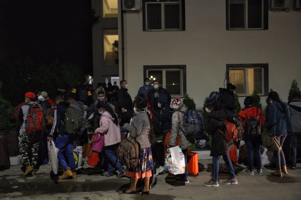 Motivele puerile pentru care autoritățile din Botoșani desconsiderau muncitorii srilankezi: “Știți ce au adus în termosul de ceai?!”