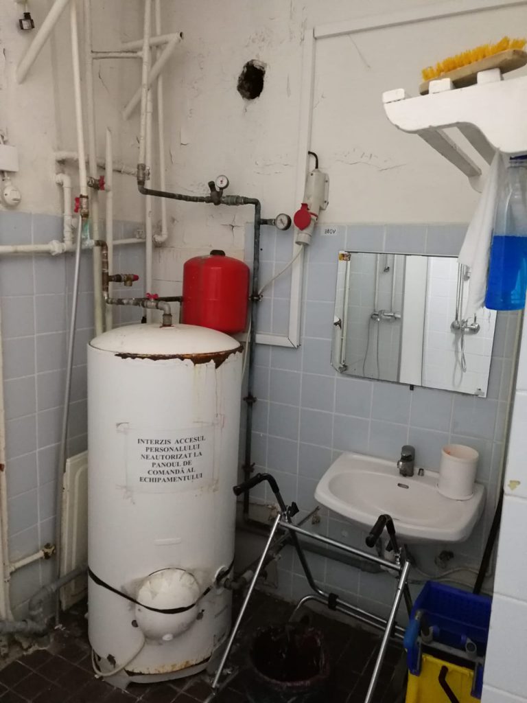 Condiții insalubre pentru cadrele medicale cu COVID-19 internate la Spitalul de Pneumoftiziologie Brașov: “Mi-e frică să merg la duș. Toaleta au reparat-o pacienții”