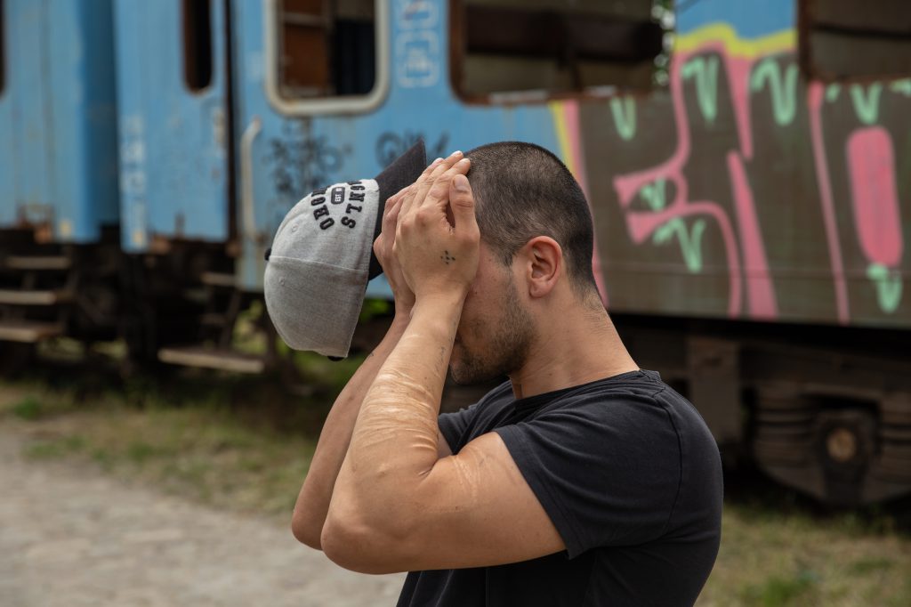 Viața în vagon. Cum luptă oamenii străzii din București pentru supraviețuire într-un tren tras pe linie moartă