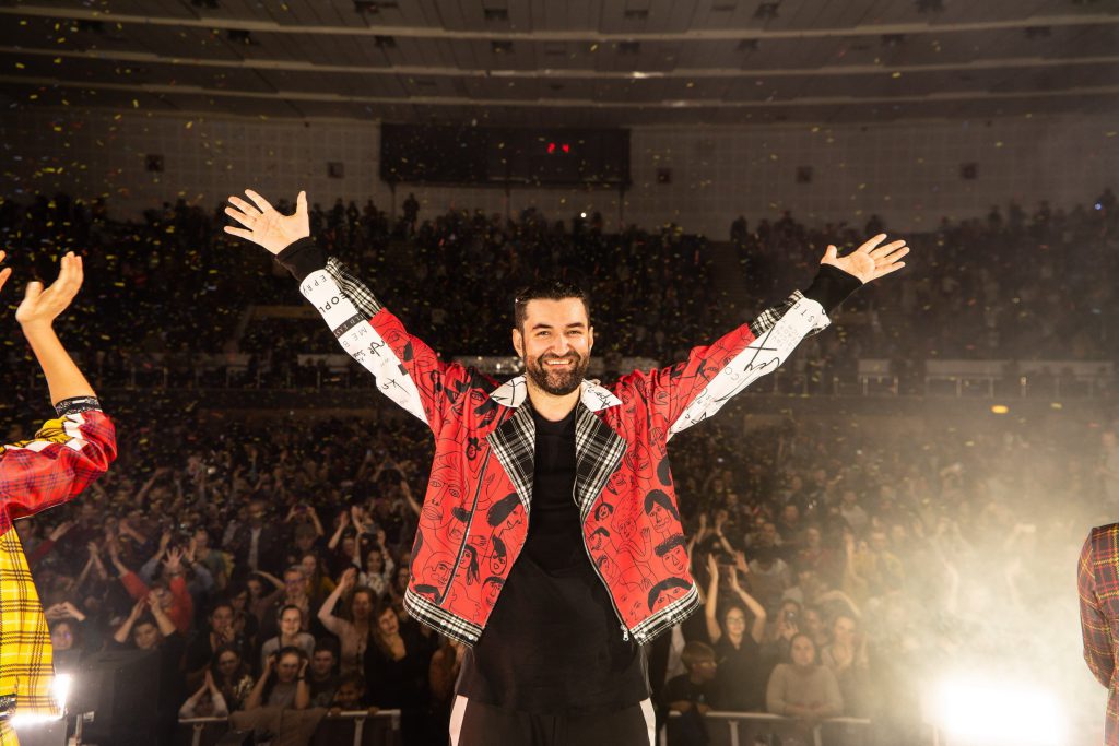 Smiley și colegul lui de la “Românii au talent” s-au înrudit atunci când solistul a nășit-o pe fata cea mică a actorului. “Prietenia cu Pavel Bartoș este unul dintre cele mai mari câștiguri ale mele”