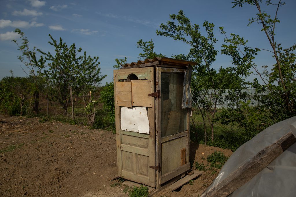 O familie din Dâmbovița crește cinci băieți într-o casă gata să cadă. În pandemie, școală face unul singur, de pe telefonul lu’ mami